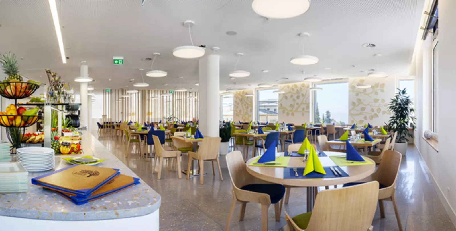 Photo du restaurant de l'Hôtel des Patients, avec des tables, des chaises et un buffet