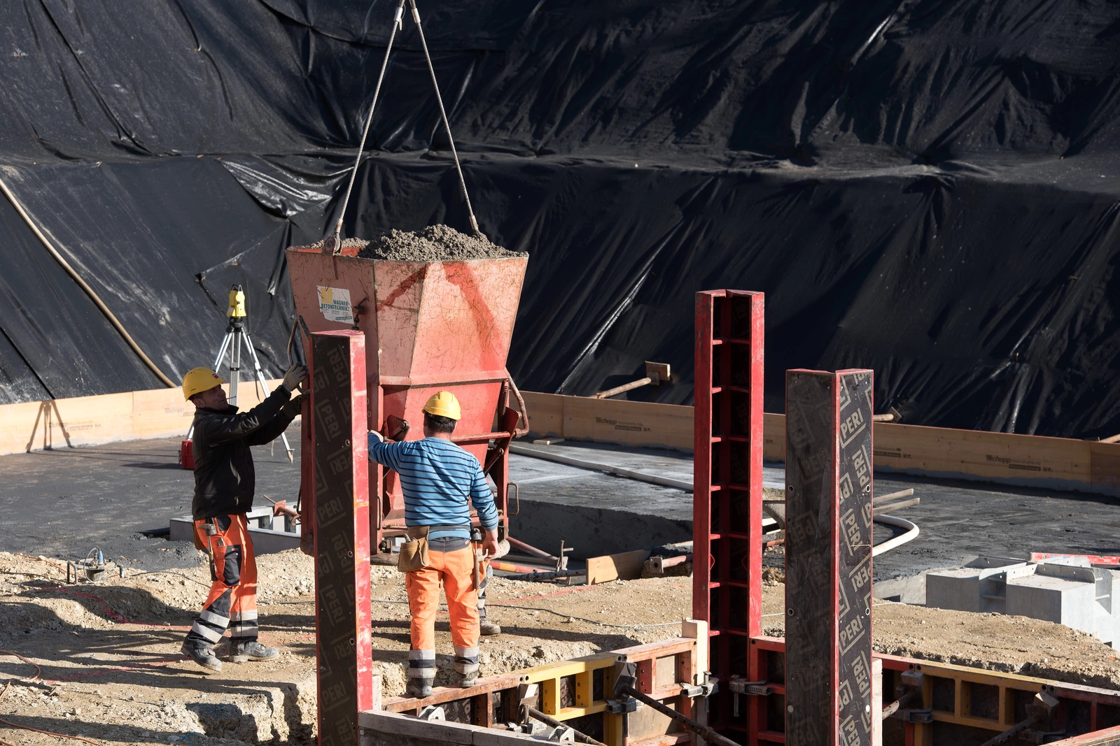 Photo d'un chantier avec deux hommes qui travaillent dans la construction