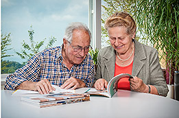 M. et Mme Mosching lisant