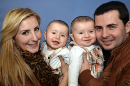 [Translate to English:] Aron et sa famille